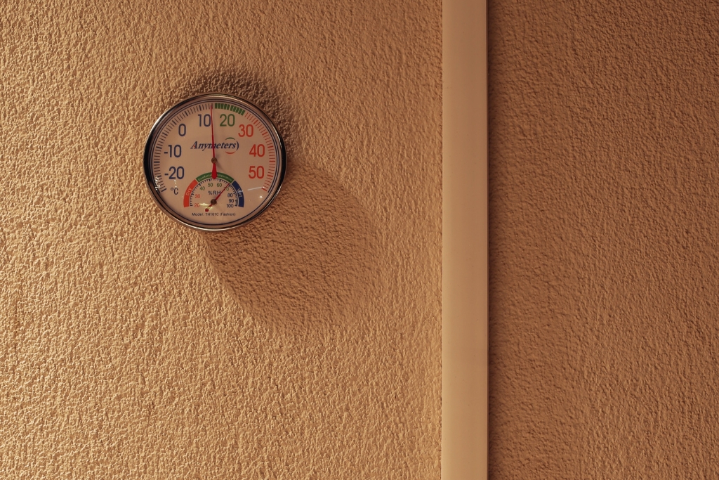 How to Maintain Ideal Indoor Humidity Levels for Your Elderly Loved